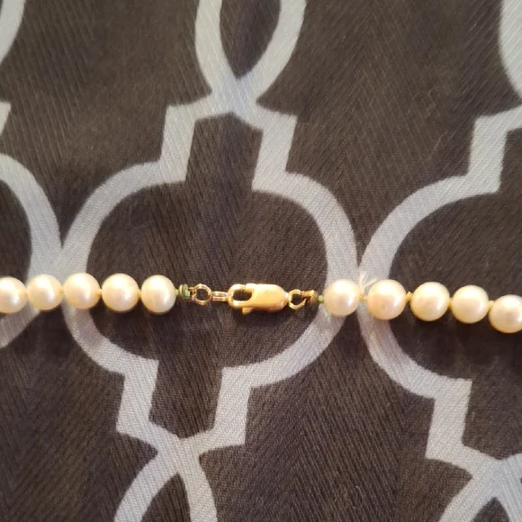 Elegant White Freshwarer Pearl Necklace With 14 Carat Gold Clasp - Picture 8 of 8